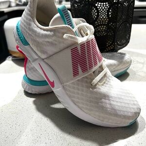 Nike women’s cw7022-100 cross training shoes